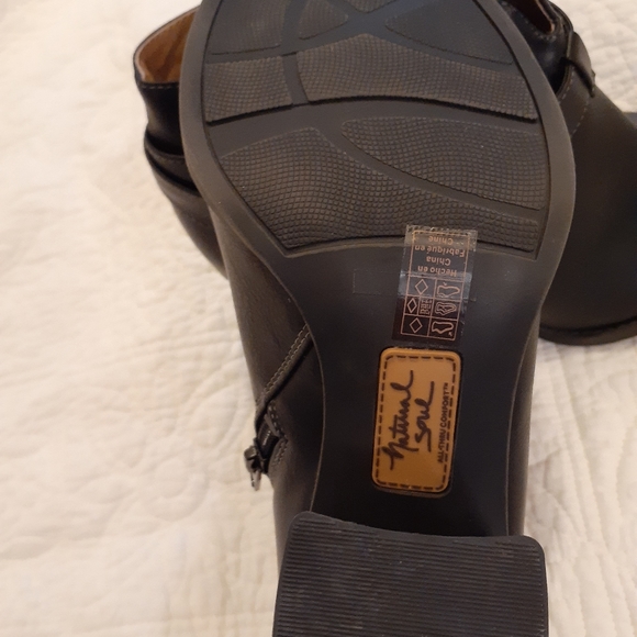 Zip up short boots, size 8.5 - Picture 7 of 7